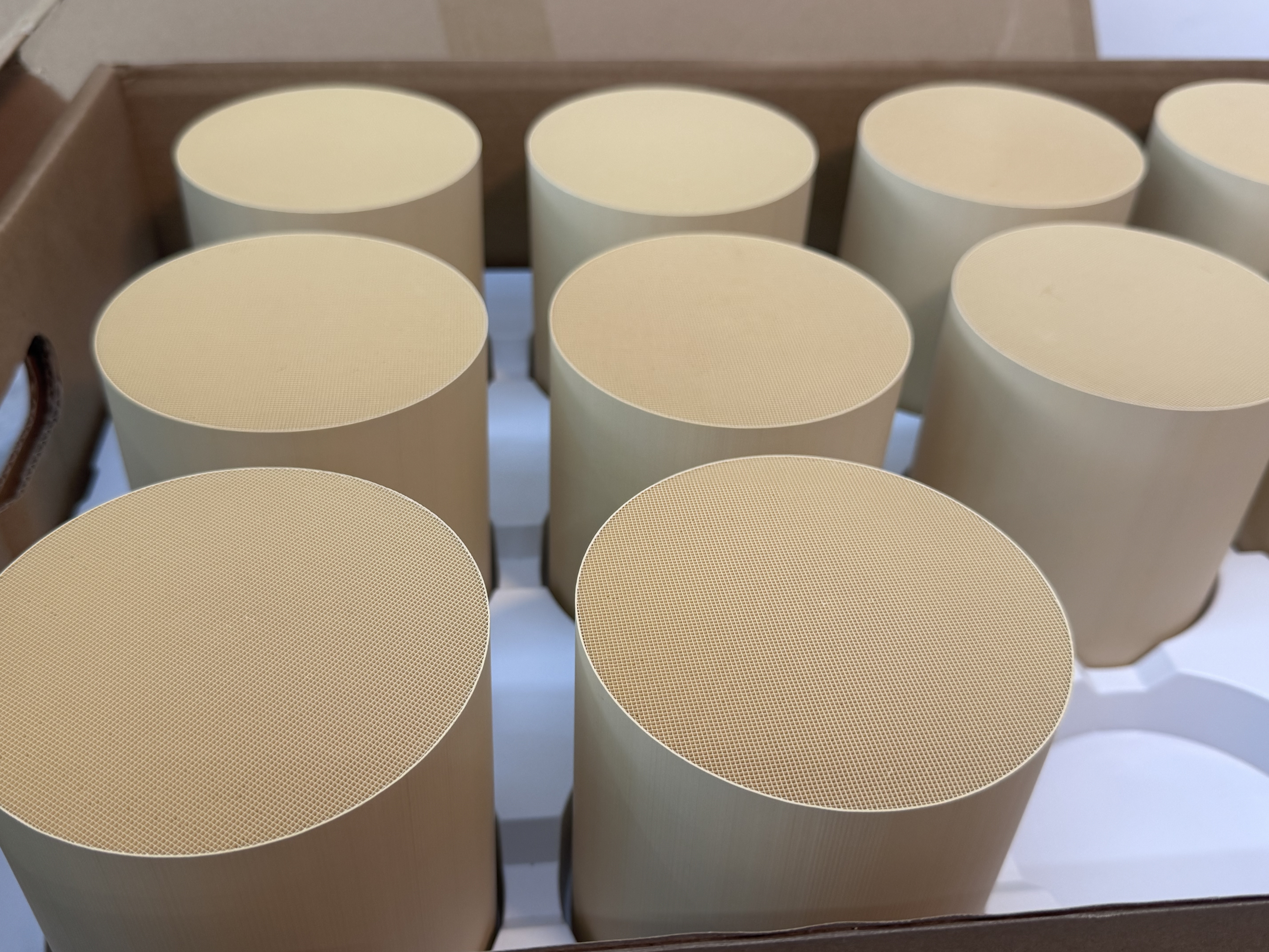 最新の企業ブログについて モーターサイクルの排気ガス浄化: 異なるエンジンの運動量のために設計されたコンパクトなTWC触媒の耐久性分析