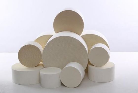 購入 MgO Al2O3 SiO2の道路車両の機械類を離れた道のすべての陶磁器の蜜蜂の巣の触媒サポート オンライン製造