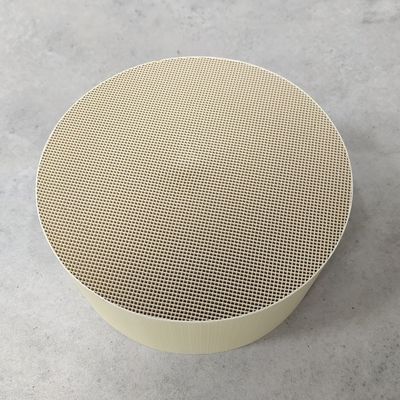 購入 一枚岩的組織の陶磁器の蜜蜂の巣の触媒コンバーターの蜜蜂の巣構造のユーロ4 5 6 オンライン製造